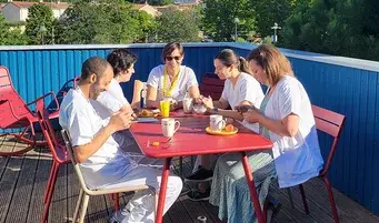 photo de professionnels hospitalier mangeant un petit déjeuner 